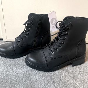 Universal Thread boots